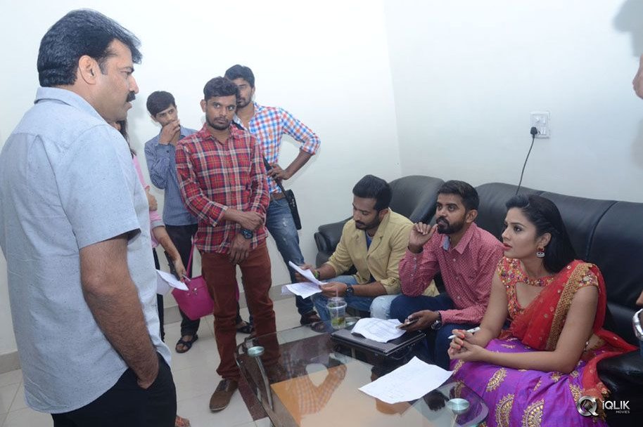 Aatadukundam-Raa-Movie-Audio-Function